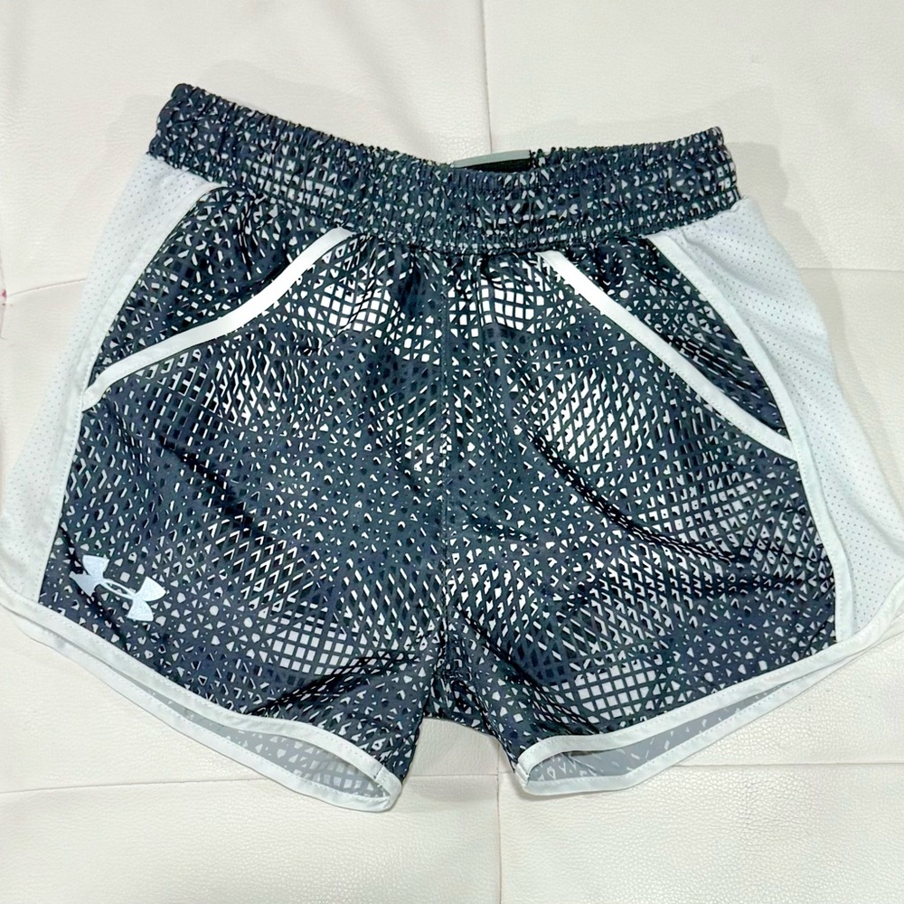 Girls under Armour, active shorts. Lightweight and breathable. With pockets. 6